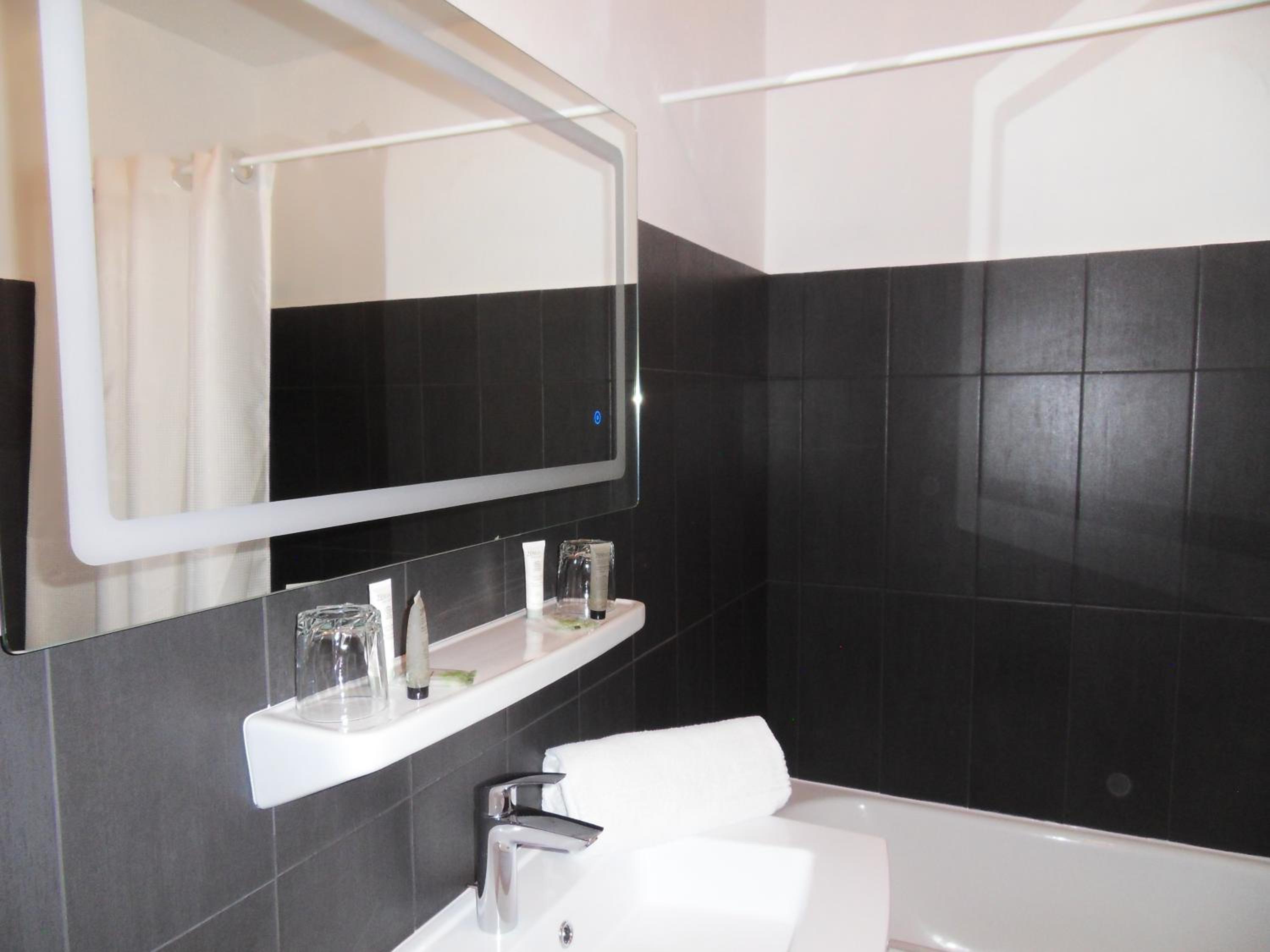 Twin Room with Private Bathroom photo 3