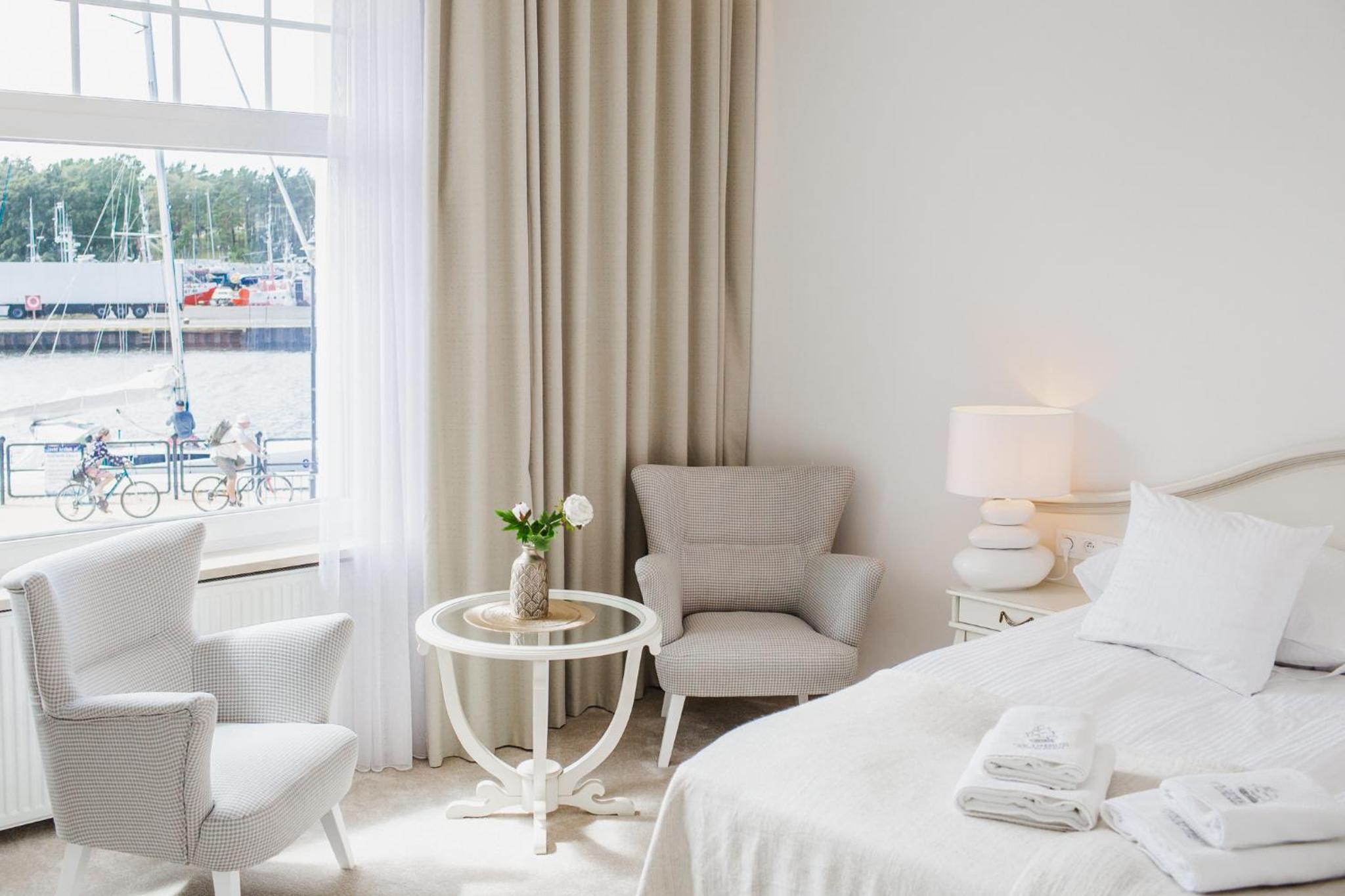 Deluxe Double Room with Side Sea View photo 2