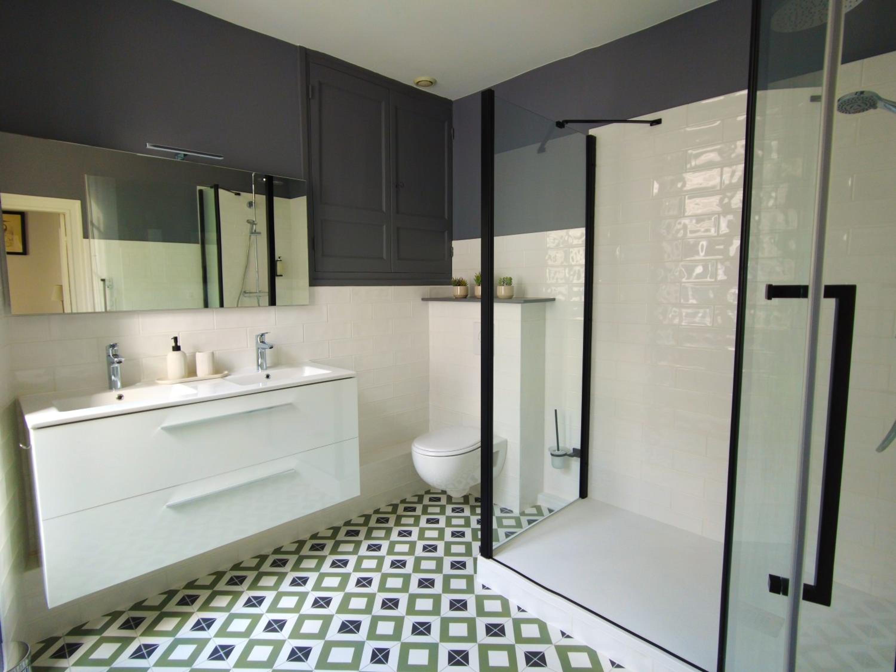 Deluxe Double Room (2 Adults + 1 Child) - Photo 2