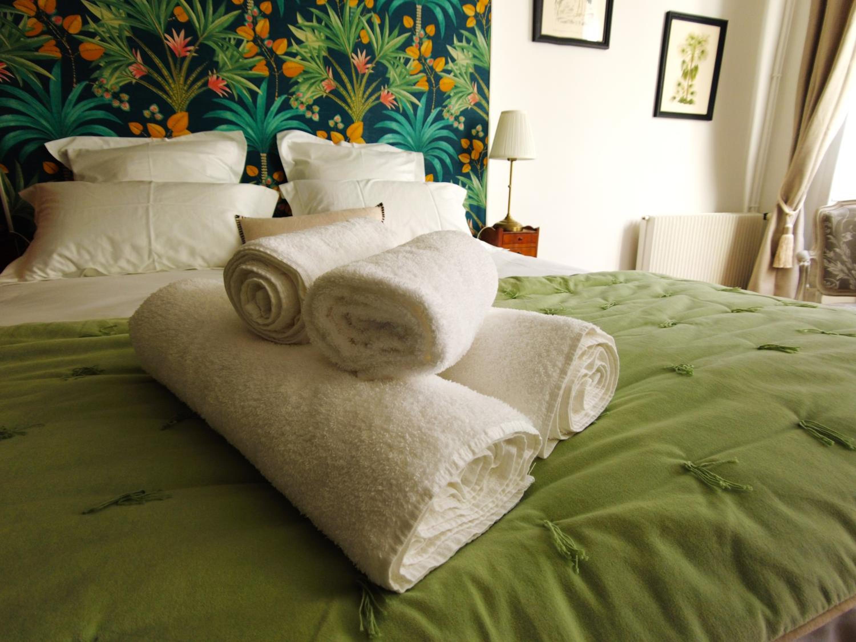 Deluxe Double Room (2 Adults + 1 Child) - Photo 3