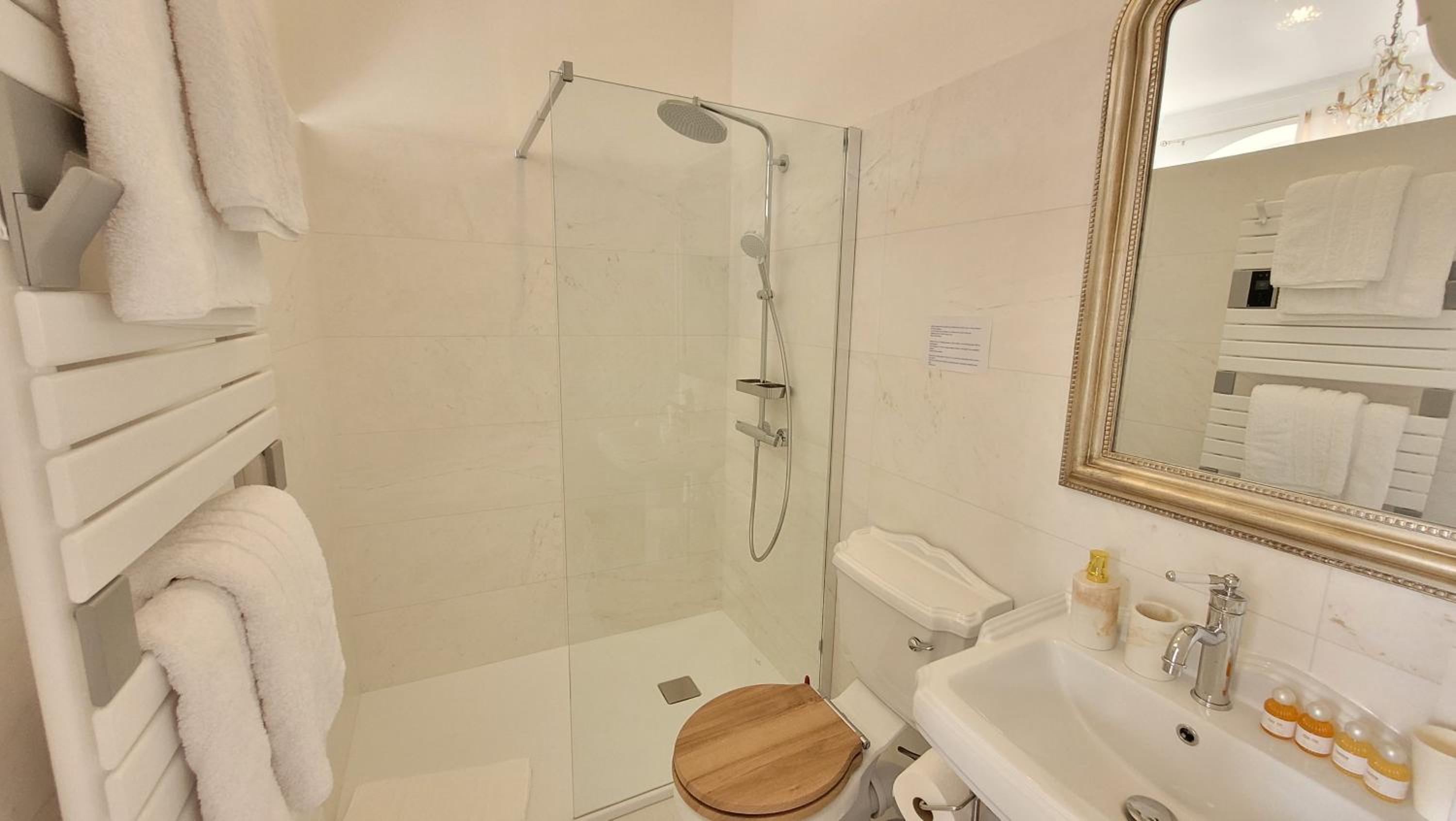 Deluxe Double Room - Photo 3