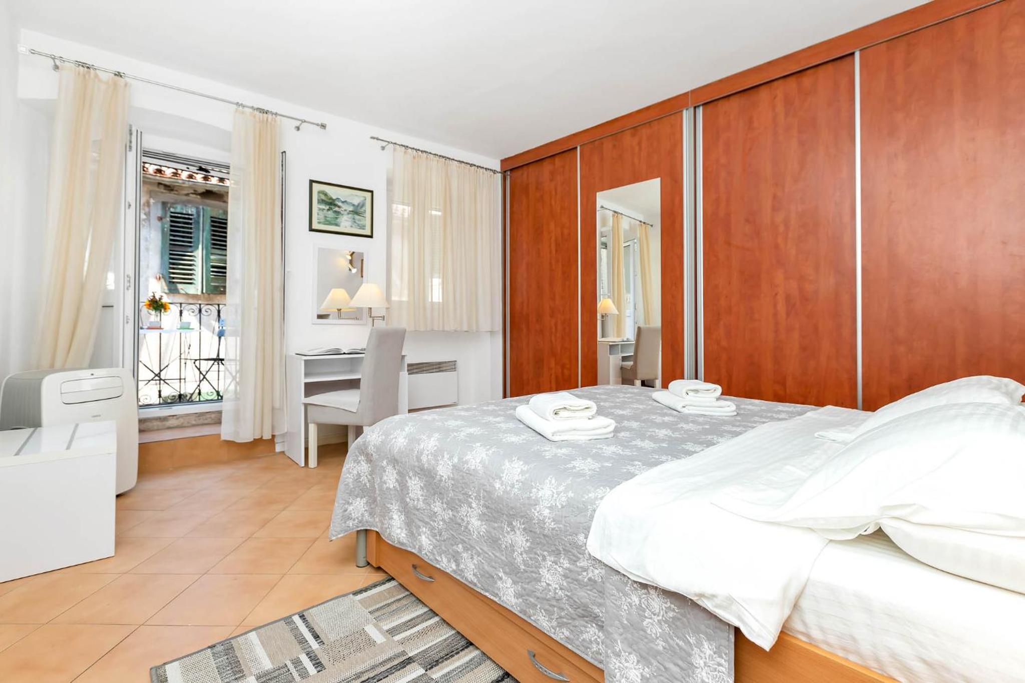 One-Bedroom Apartment - Photo 4