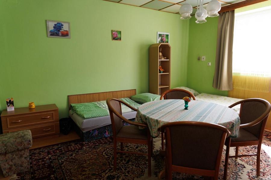 Economy Quadruple Room - Photo 3