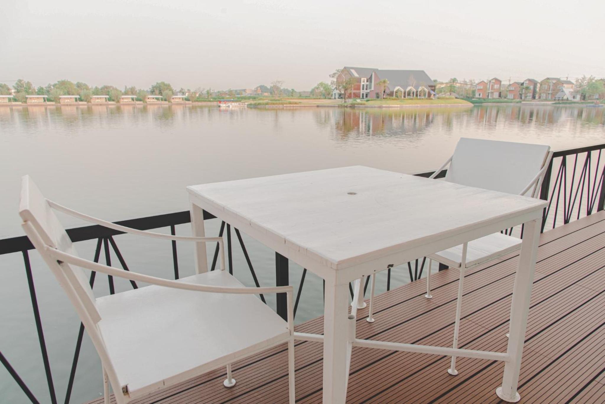 Deluxe Double or Twin Room with Lake View photo 3