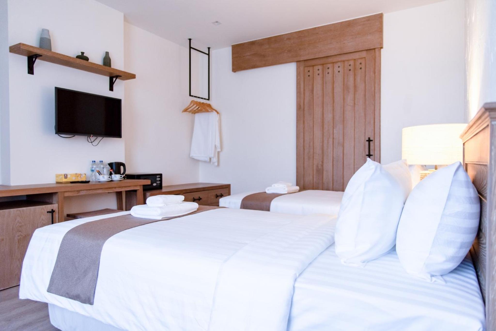 Double or Twin Room with Lake View photo 3