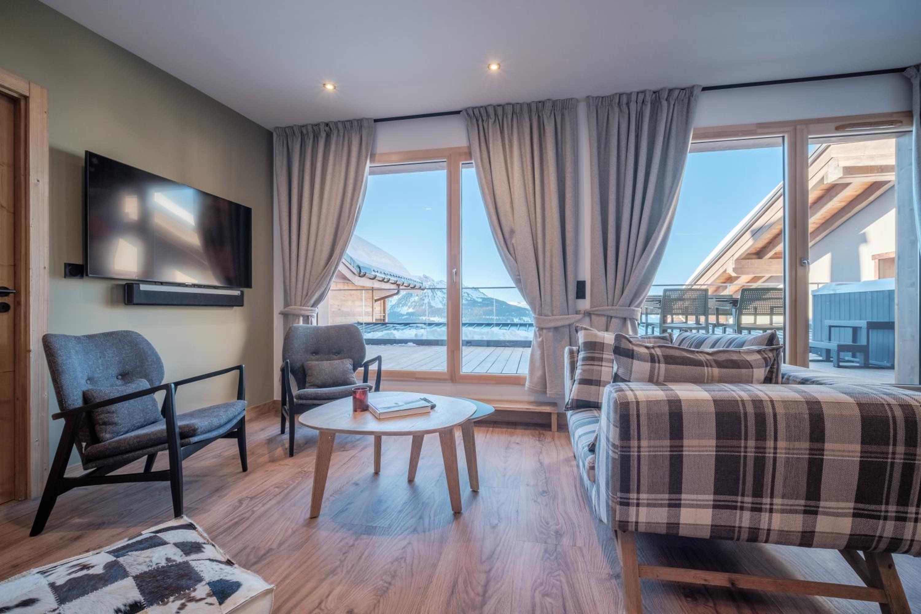 Apartment with Mountain View