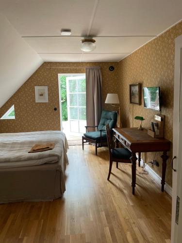 Standard Double Room with Shared Bathroom