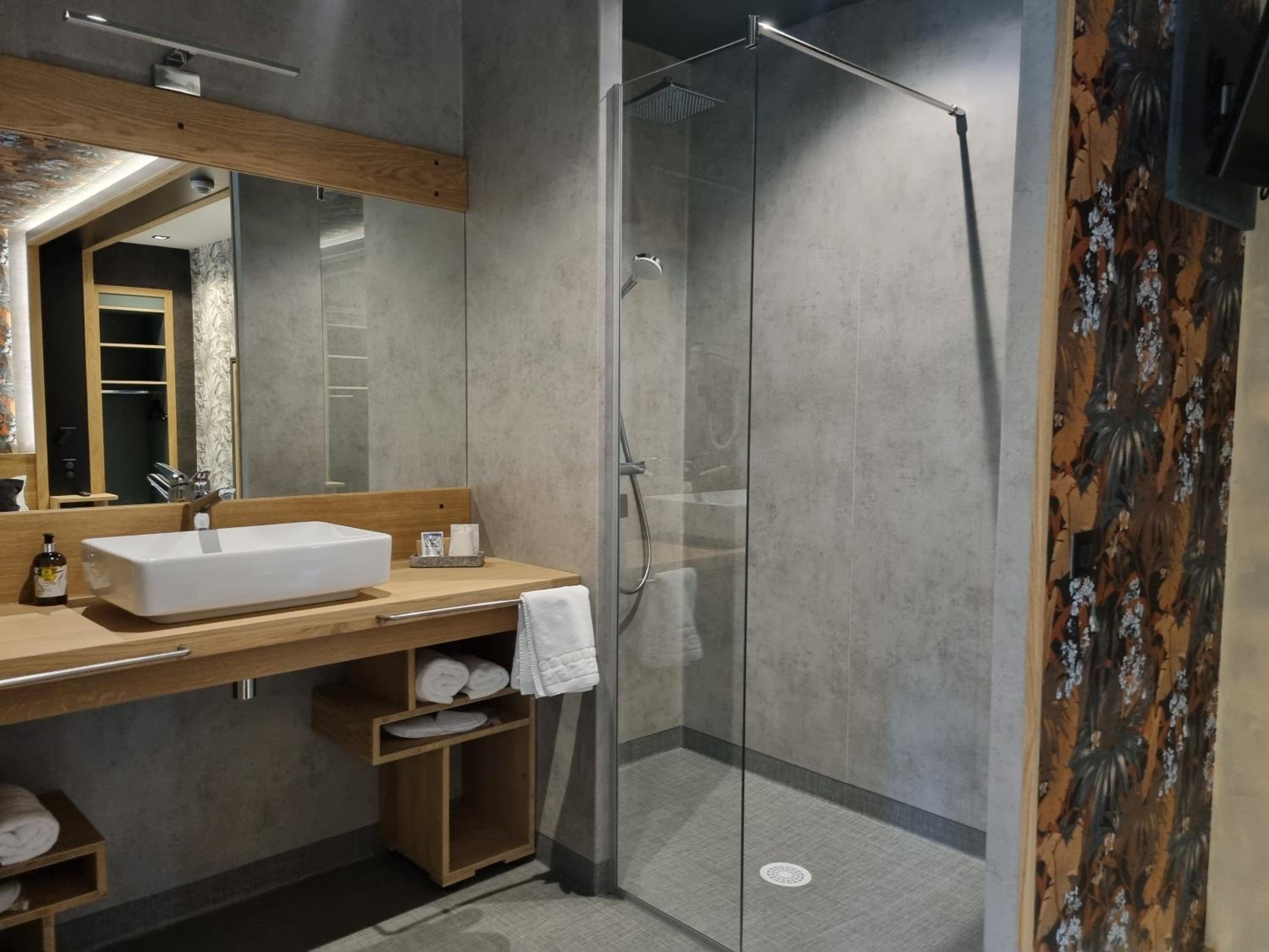Suite - Photo 2