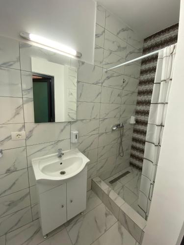 Double Room with Balcony - Photo 17