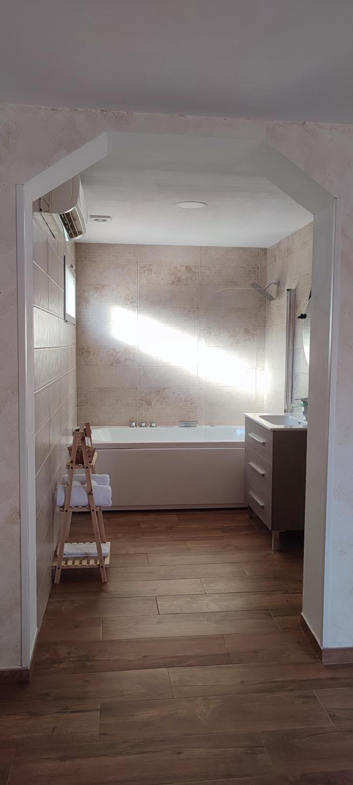 Queen Suite with Spa Bath photo 2