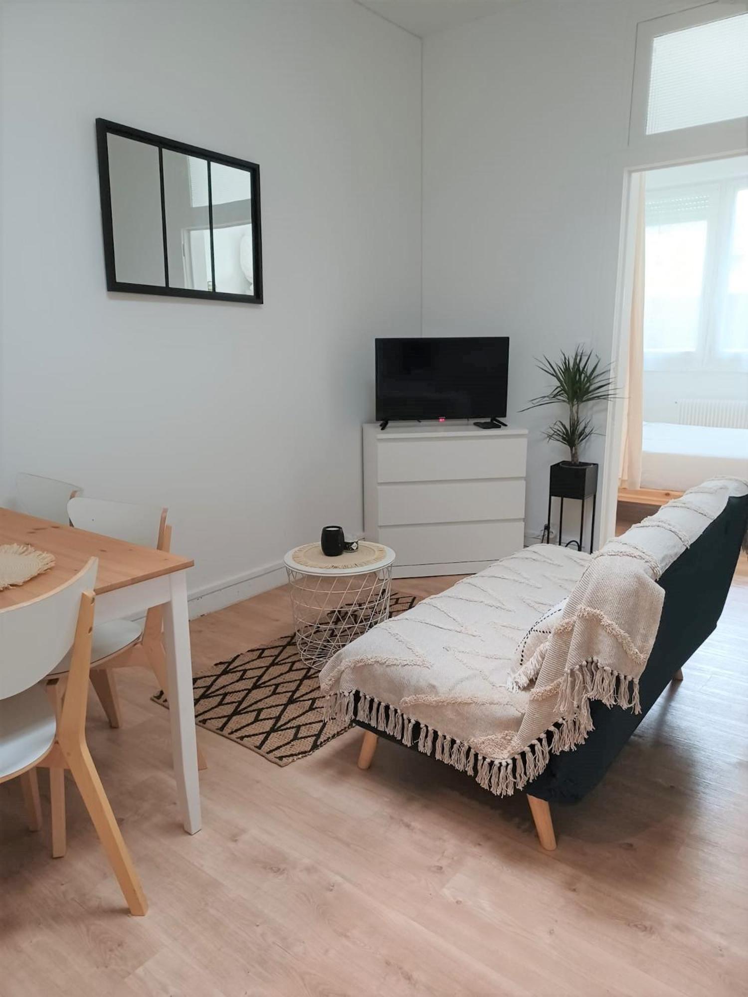 One-Bedroom Apartment photo 2