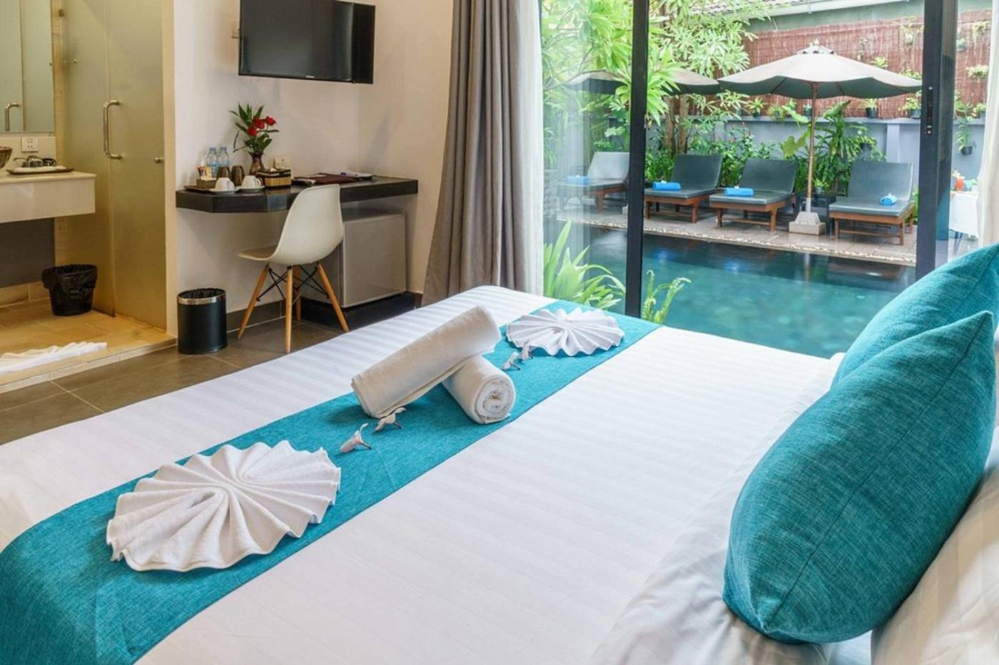 Double Room with Pool View - Photo 9