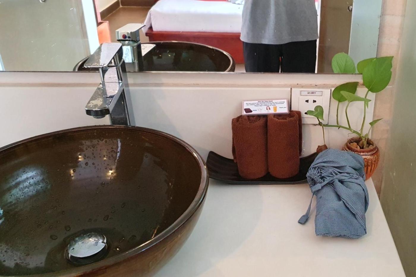 Double Room with Pool View - Photo 8