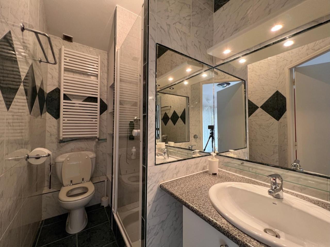 Quadruple Room with Private Bathroom - Photo 10