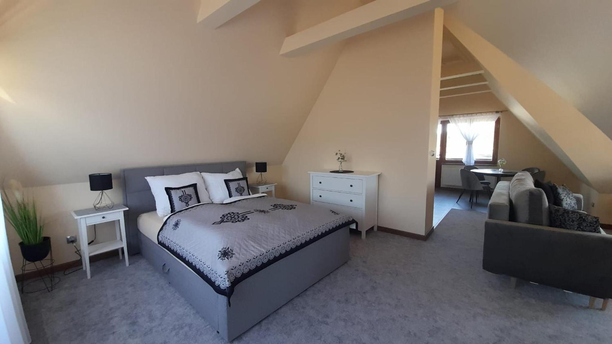 Apartment with Mountain View - Photo 3