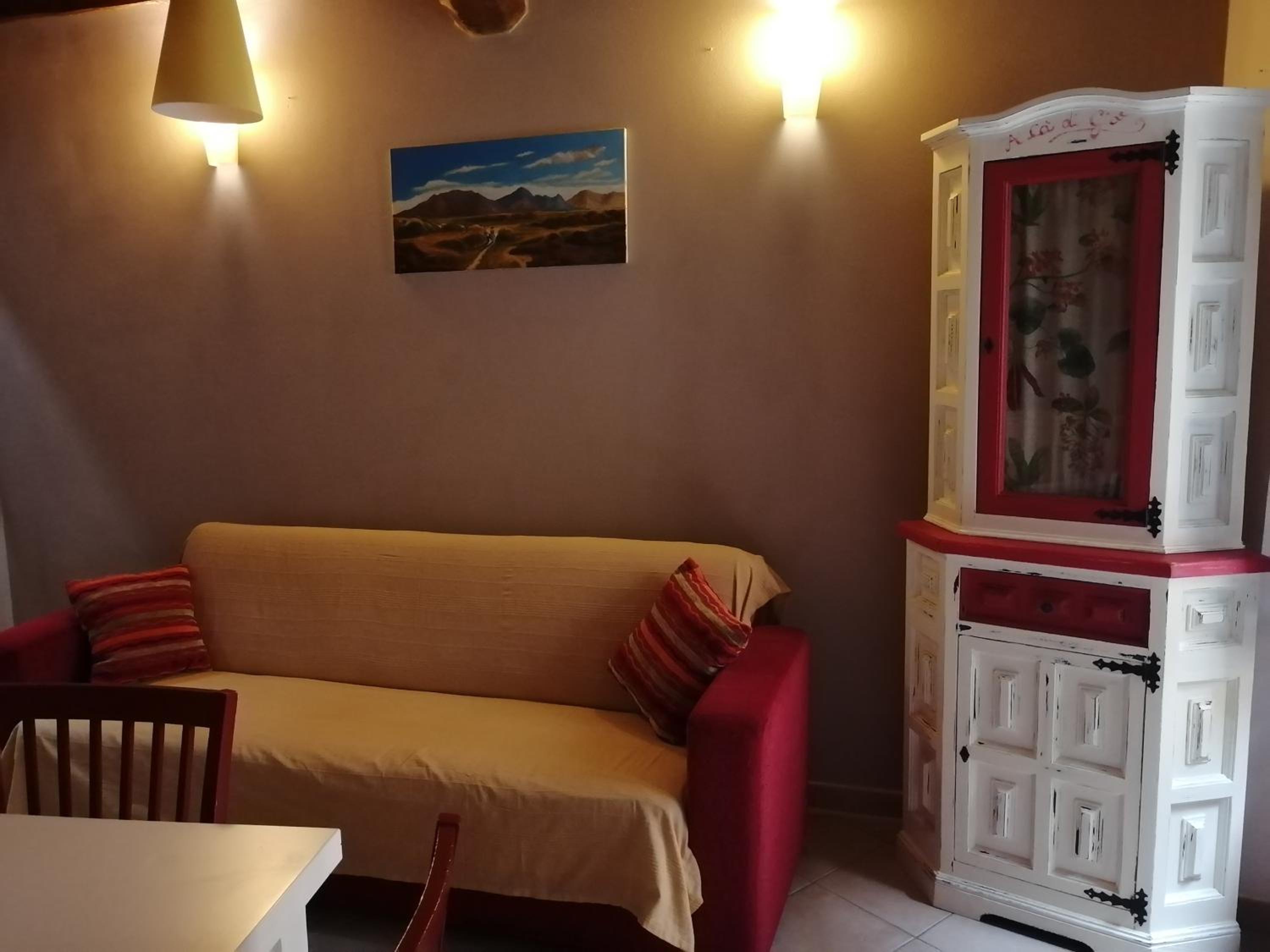 One-Bedroom Apartment - Photo 2