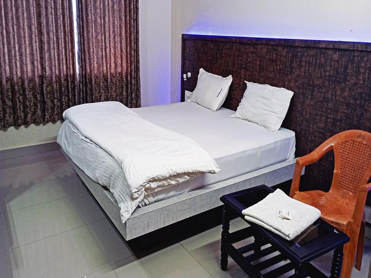 Budget Double Room - Photo 9