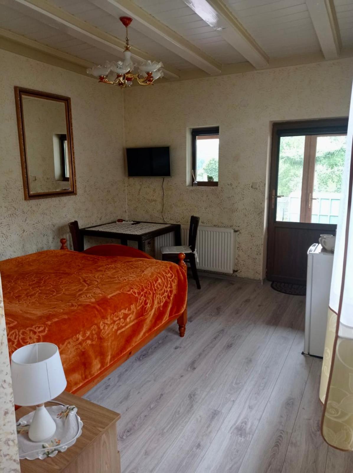 Large Double Room - Photo 3