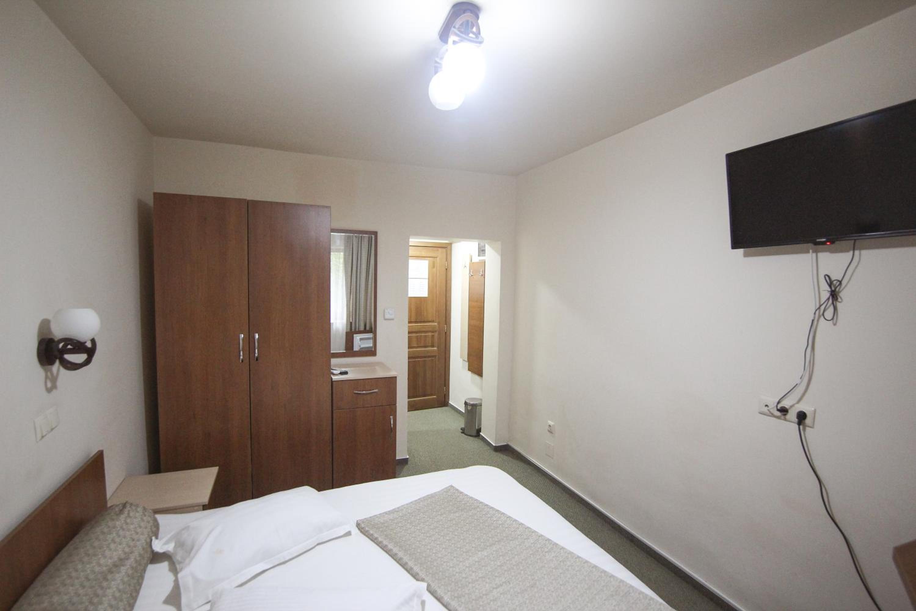 Deluxe Double Room (2 Adults + 1 Child) photo 1