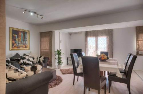 One-Bedroom Apartment with Terrace and Sea View photo 3