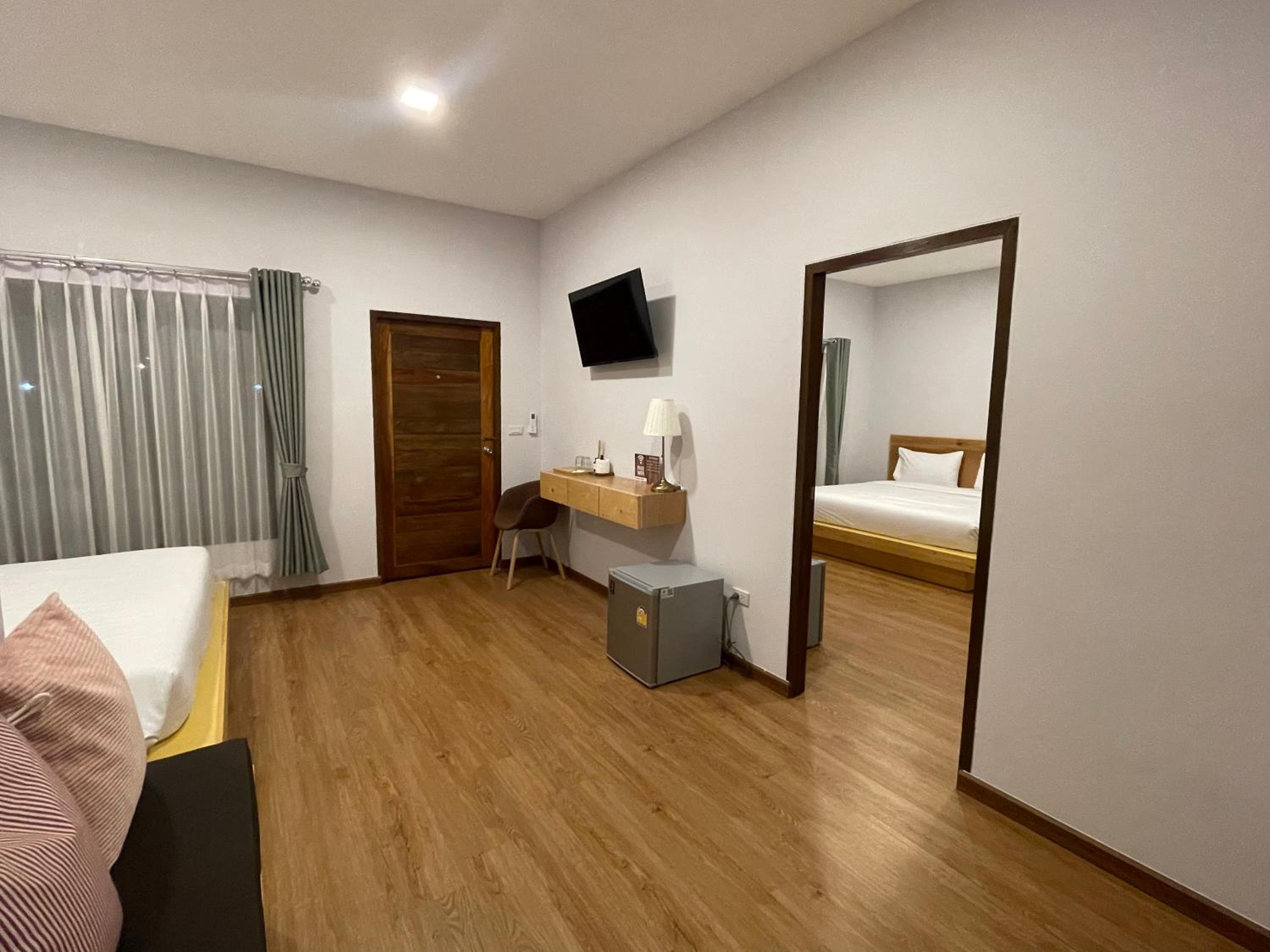 Deluxe Family Room - Photo 2