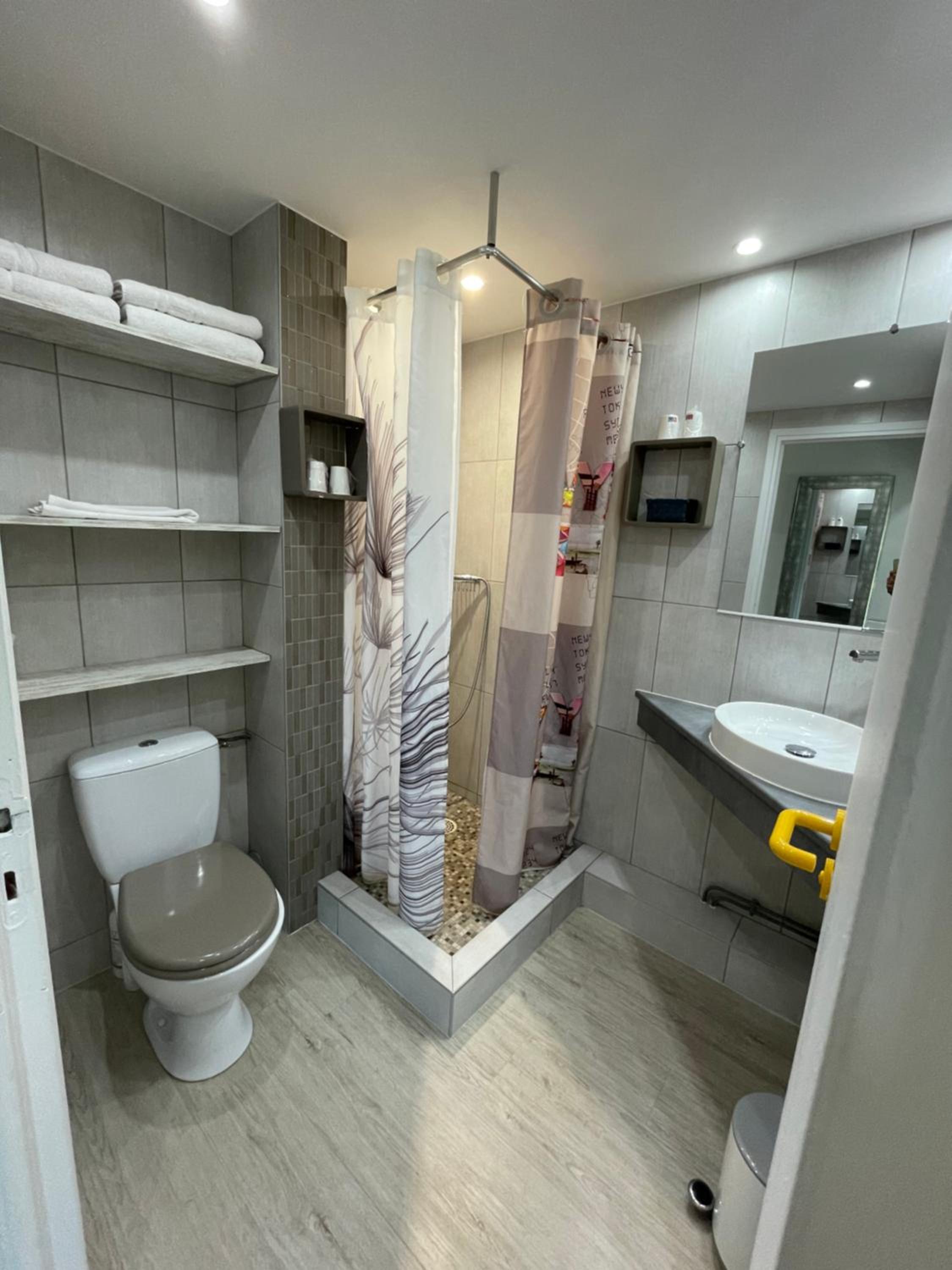 Family Room with Private Bathroom photo 2