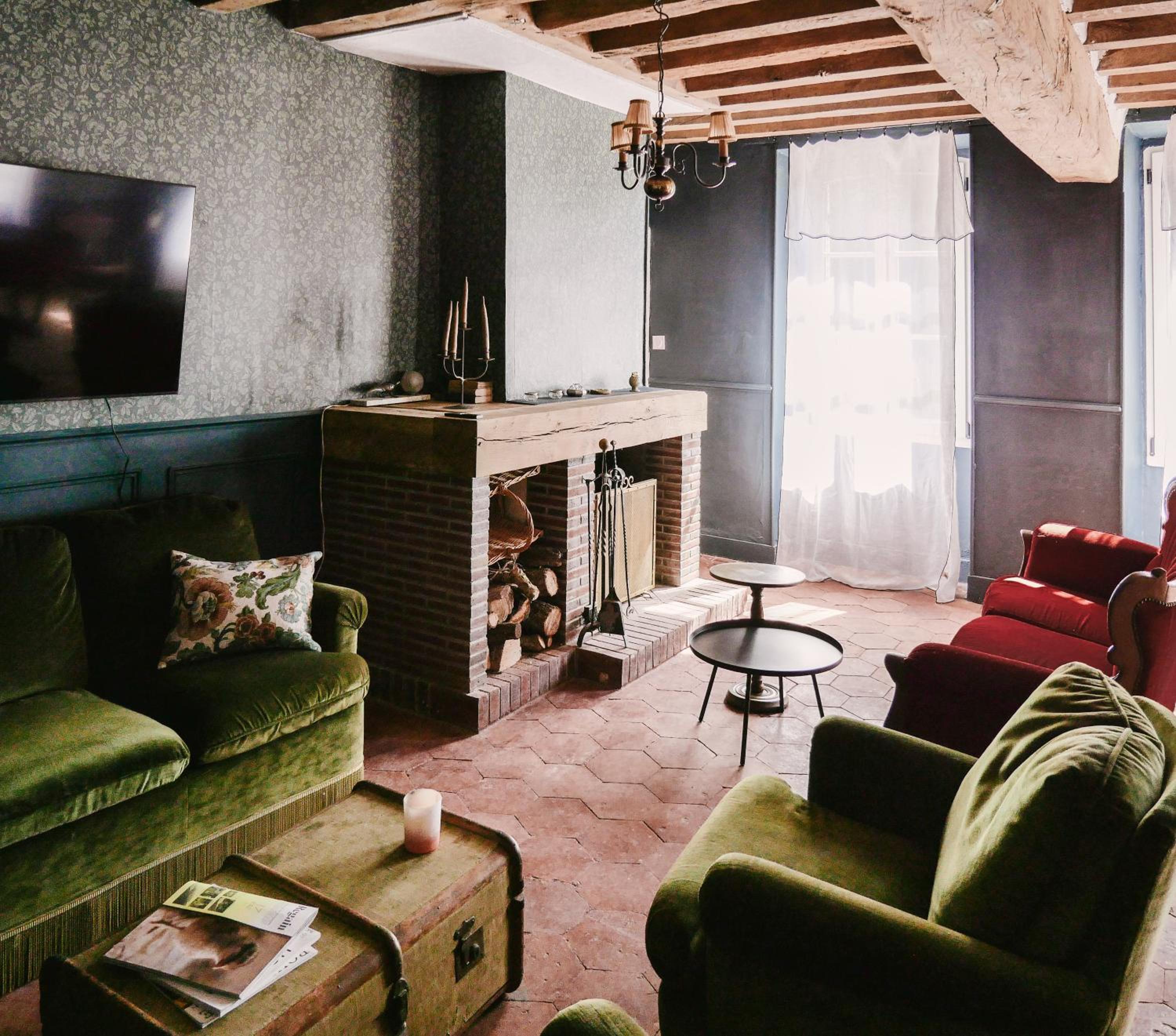 Five-Bedroom House - Photo 8