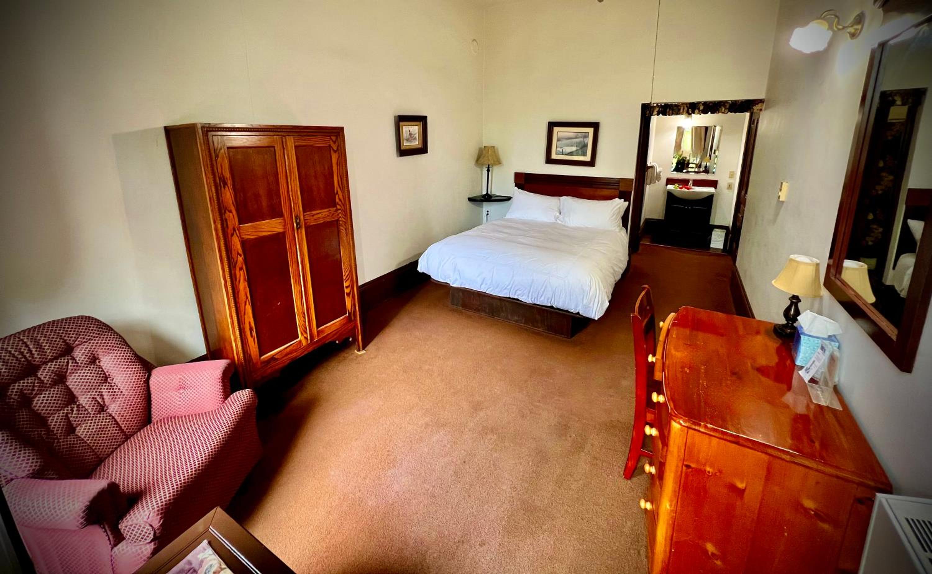 Standard Queen Room - No pets
