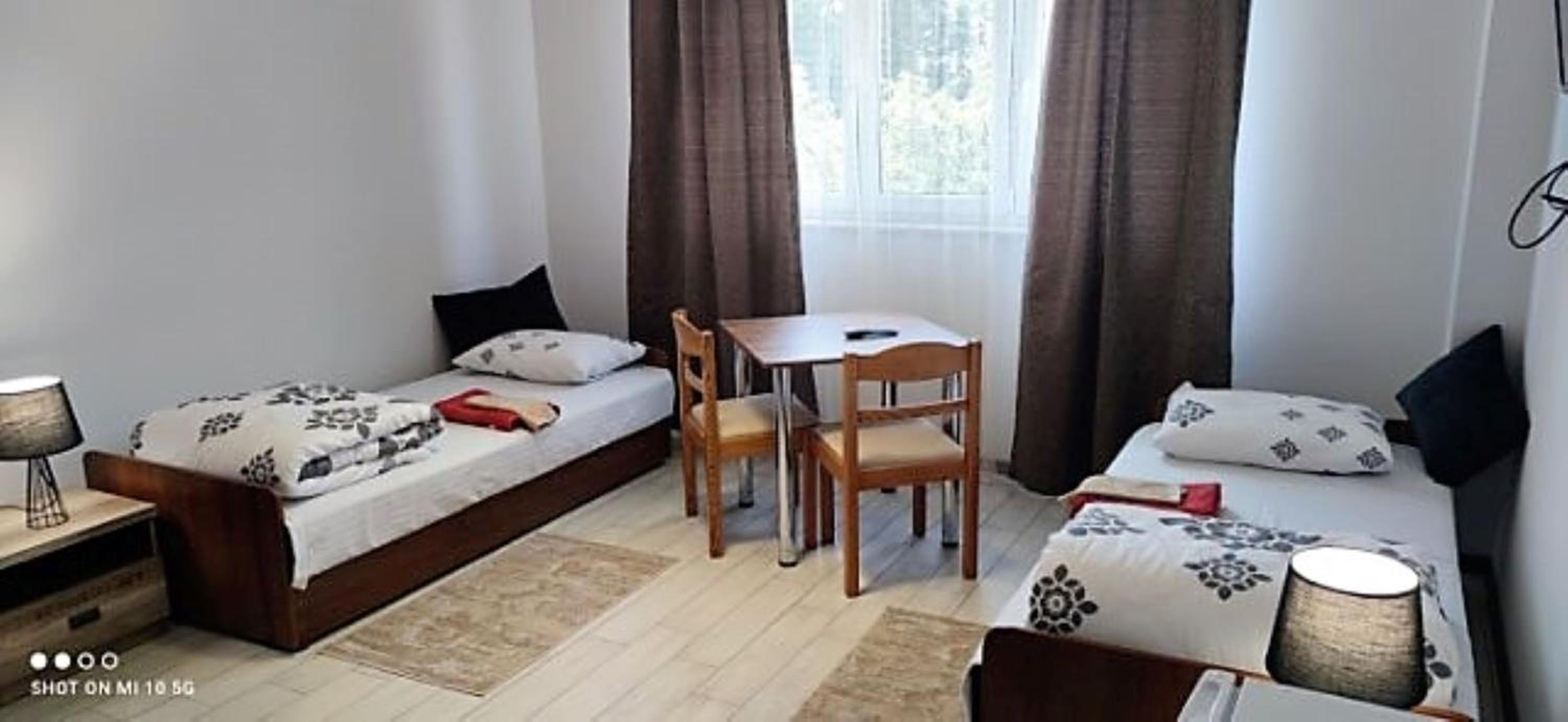 Large Twin Room - Photo 5
