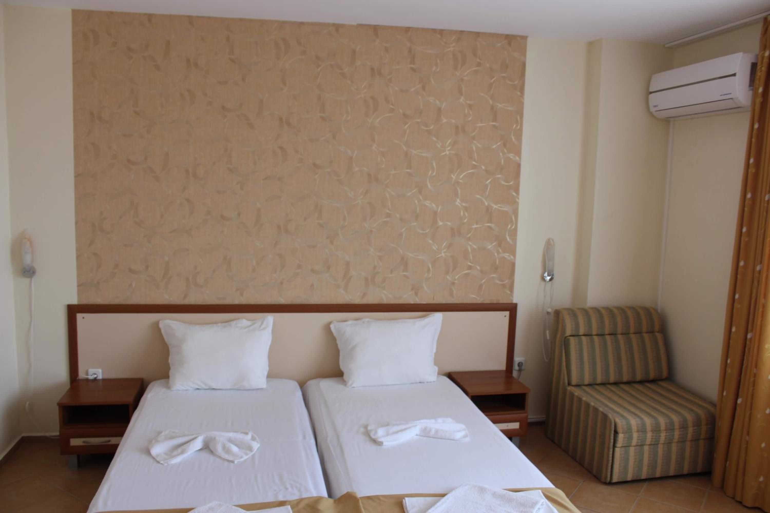 Deluxe Double Room with Side Sea View photo 2