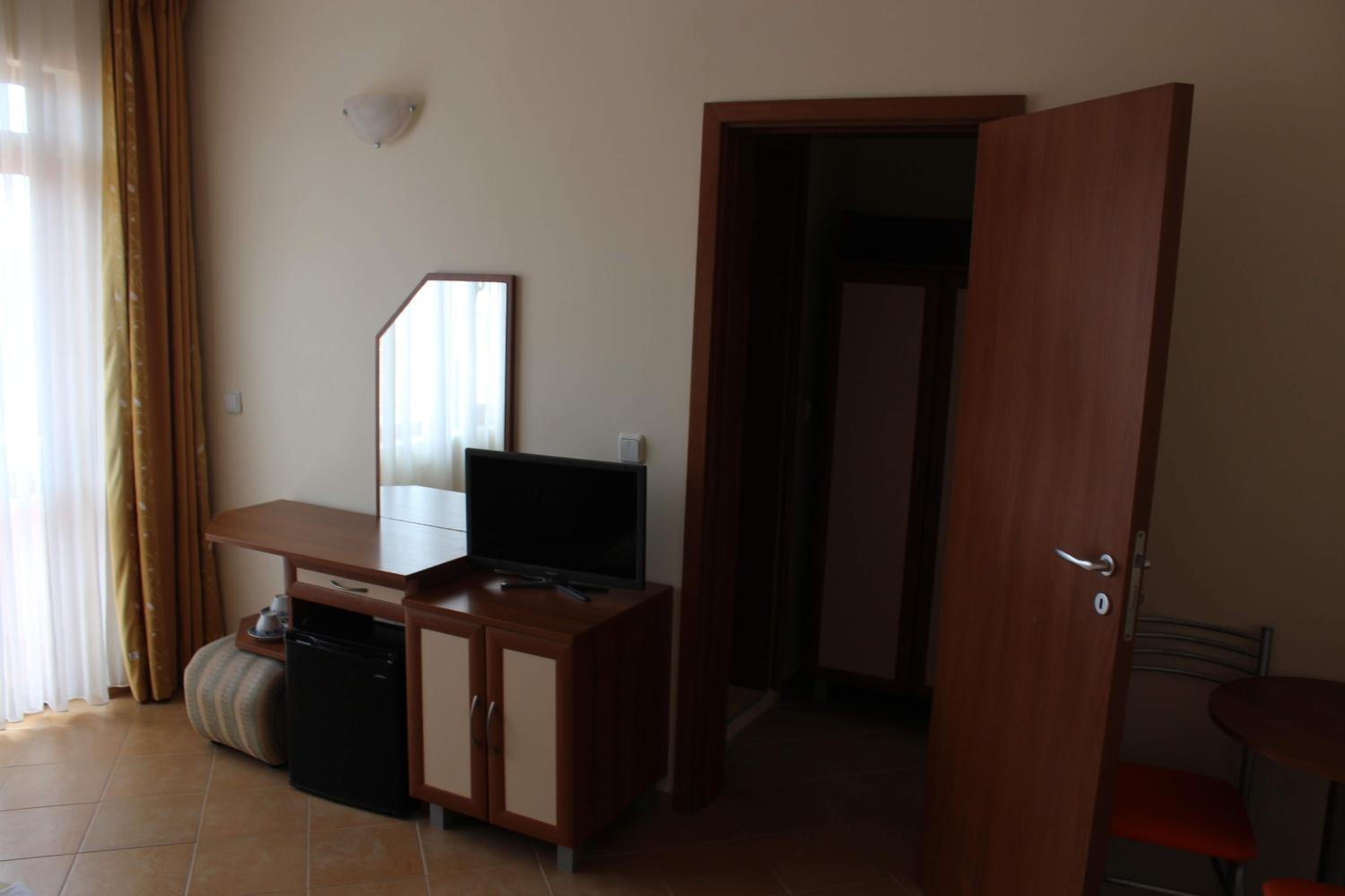 Deluxe Double Room with Side Sea View photo 1
