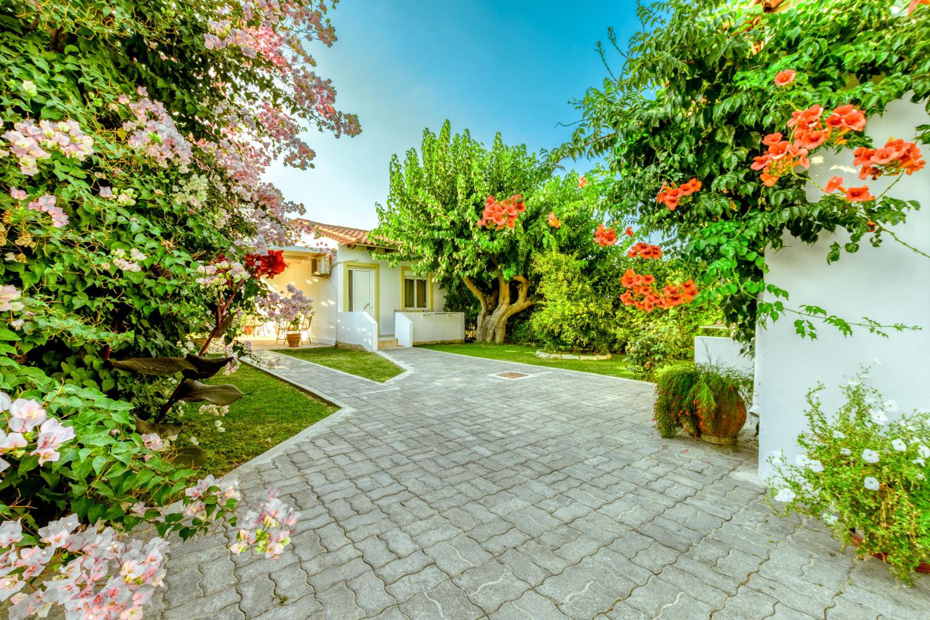 Bungalow with Garden View