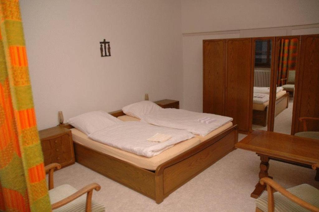 Single Room with Shared Bathroom photo 3