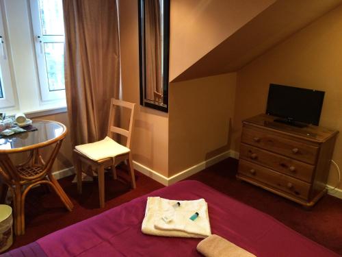 Small Double Room thumbnail 5