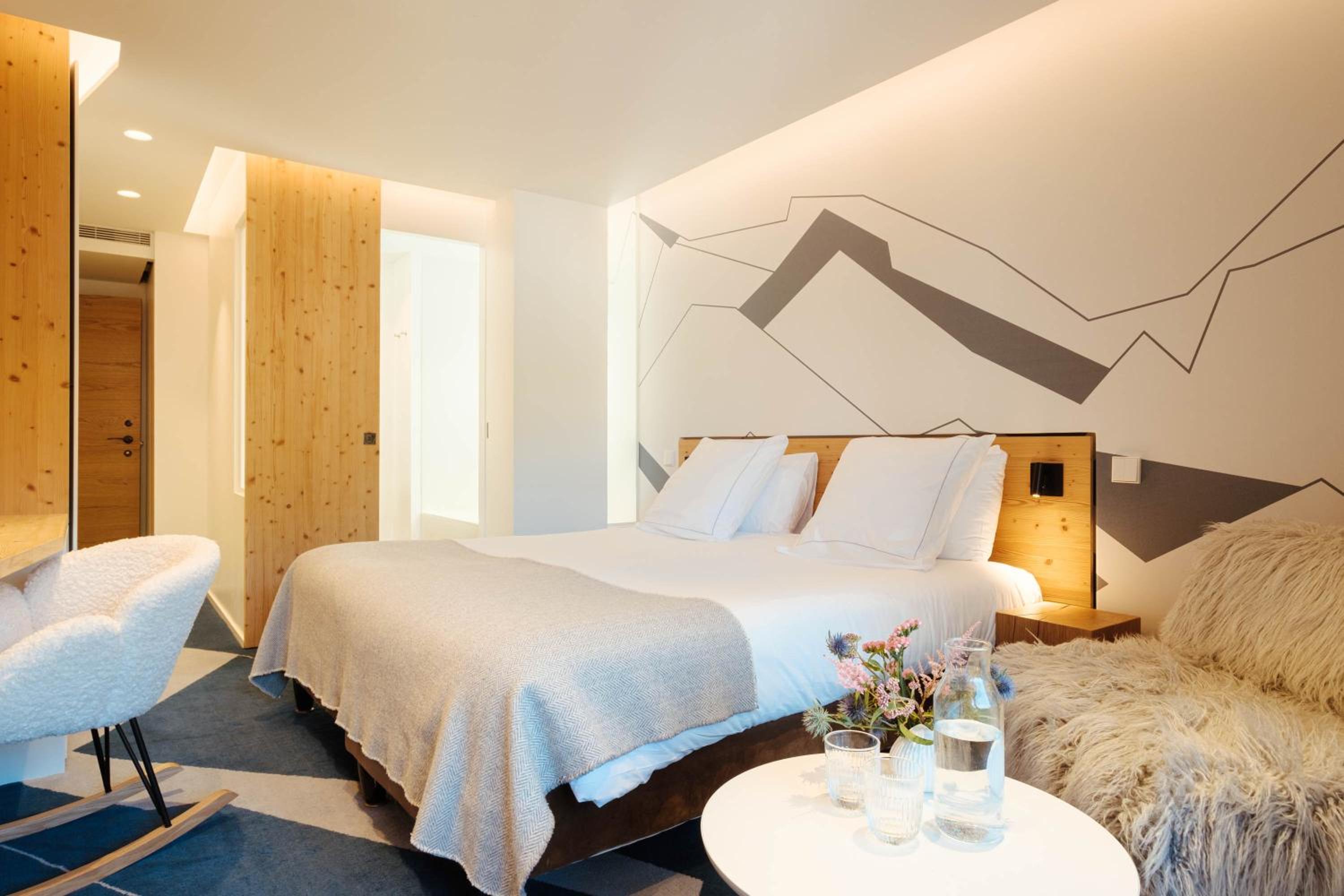 Deluxe Room with Mountain View - Photo 2
