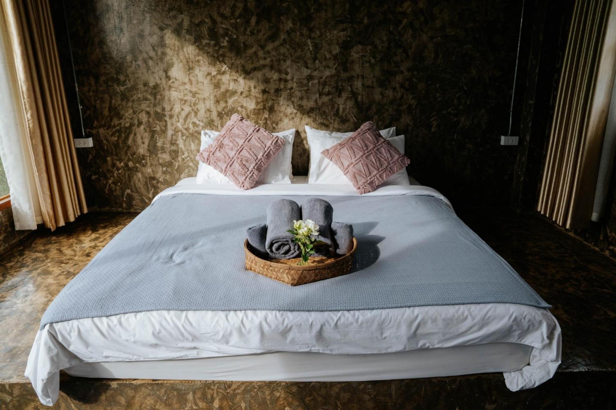 Deluxe King Room - Photo 1