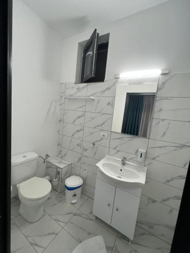 Double Room with Balcony - Photo 10