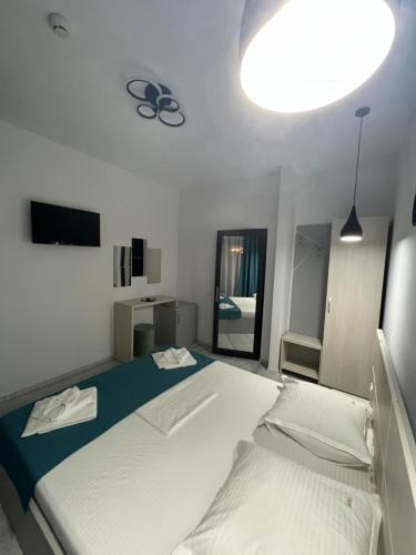 Double Room with Balcony - Photo 14