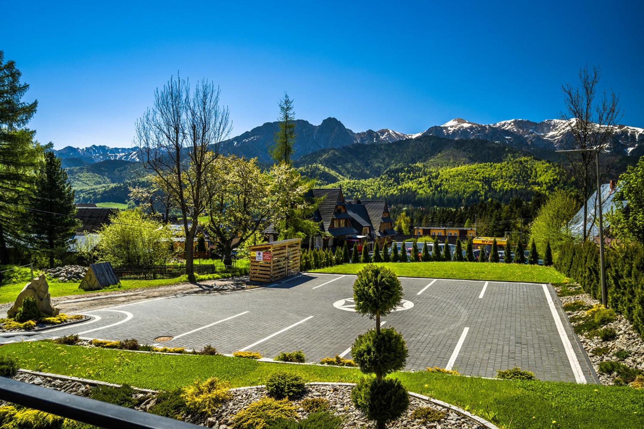 Apartment with Balcony, Fireplace and Mountain View