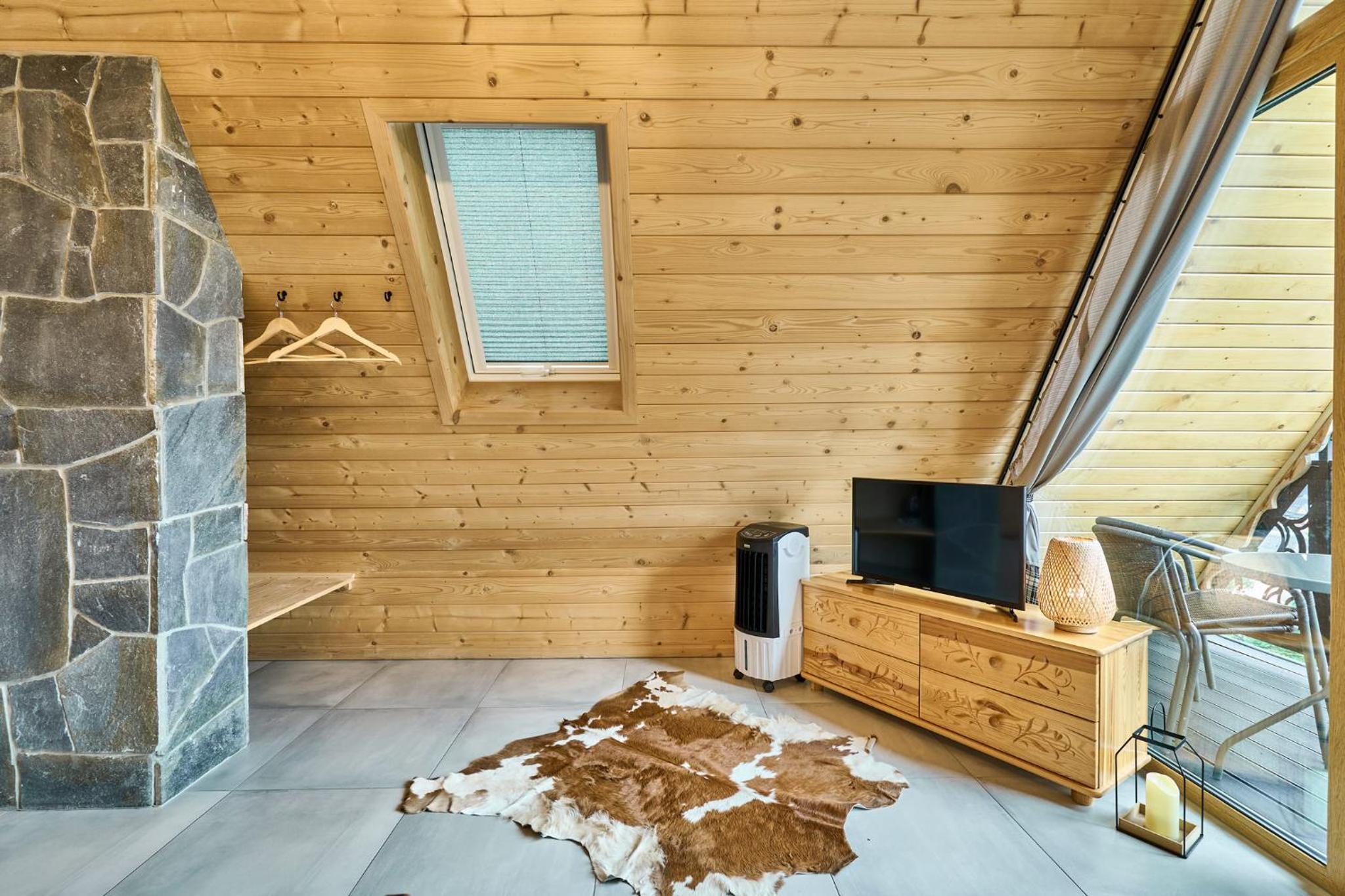 Apartment with Balcony and Mountain View
