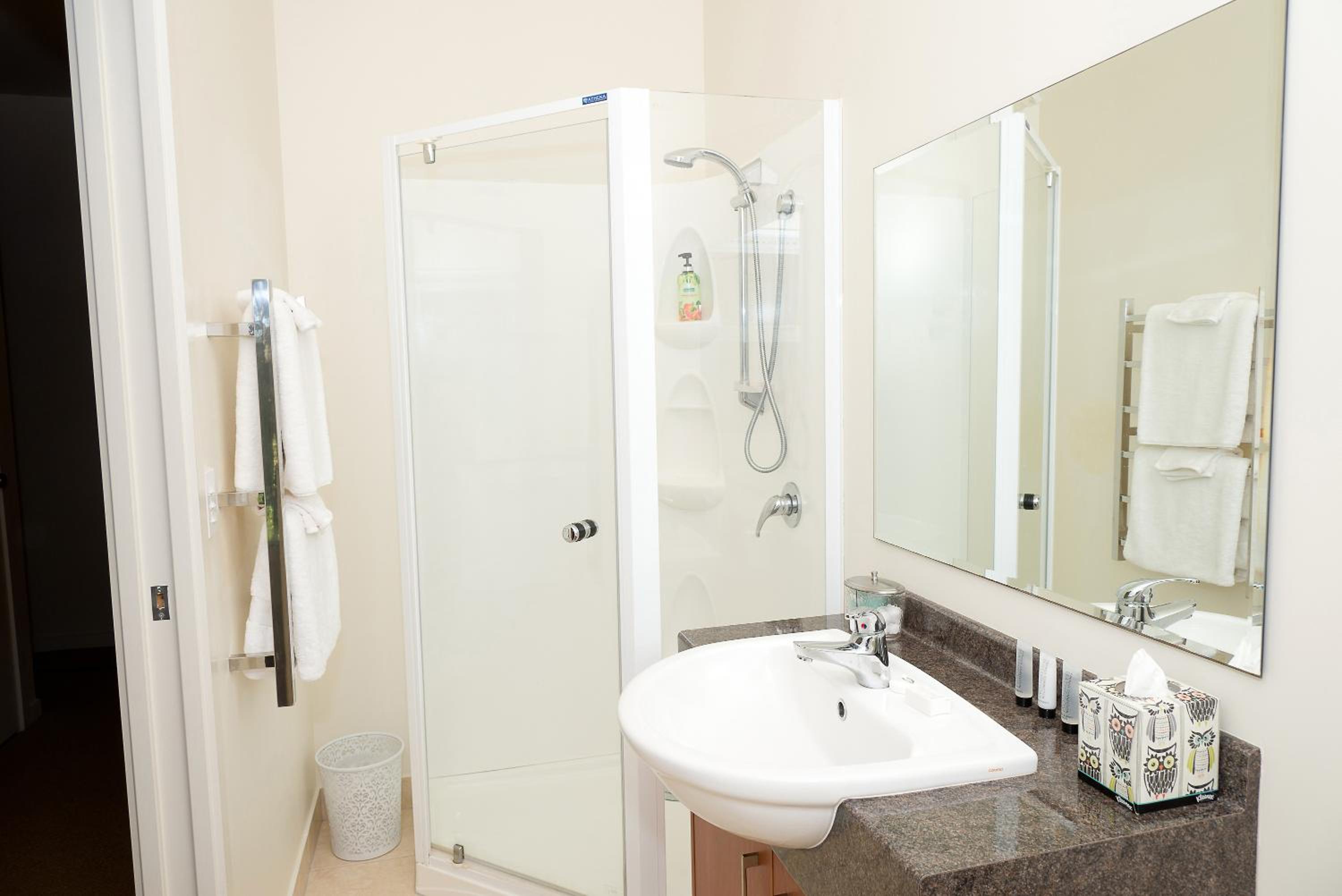 Deluxe Queen Room with Private Adjacent Bathroom and Balcony - Garden photo 2