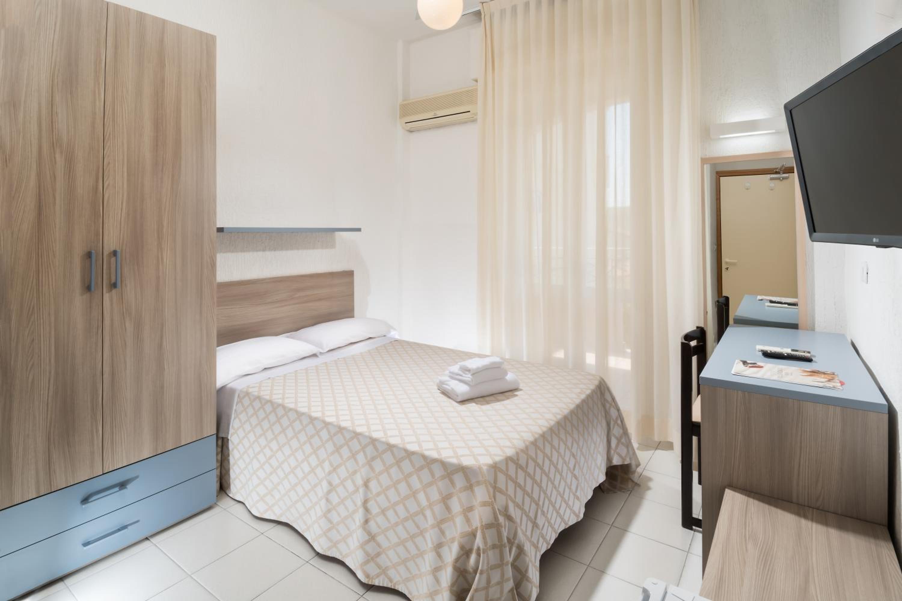 Single Room with Street View photo 2