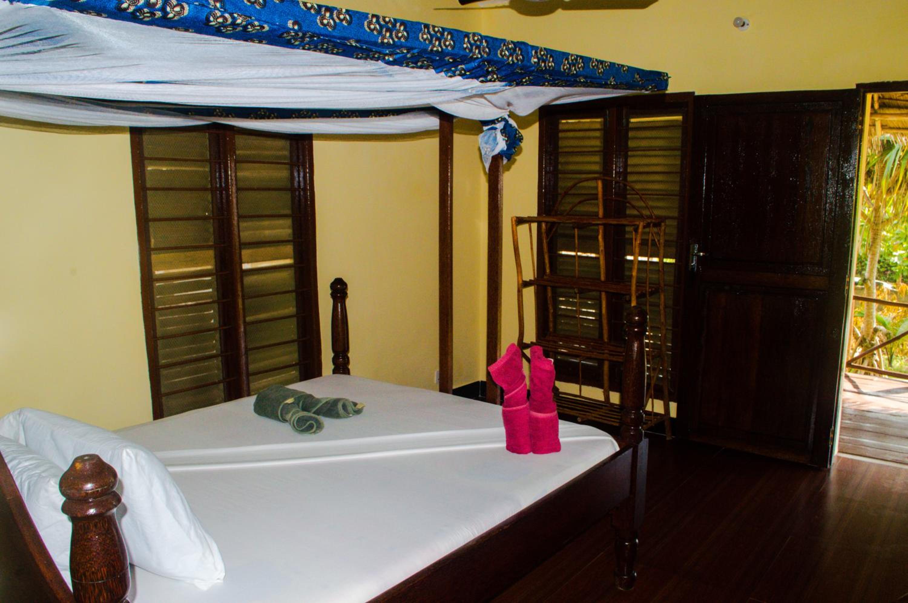 Deluxe Room (2 Adults + 1 Child)