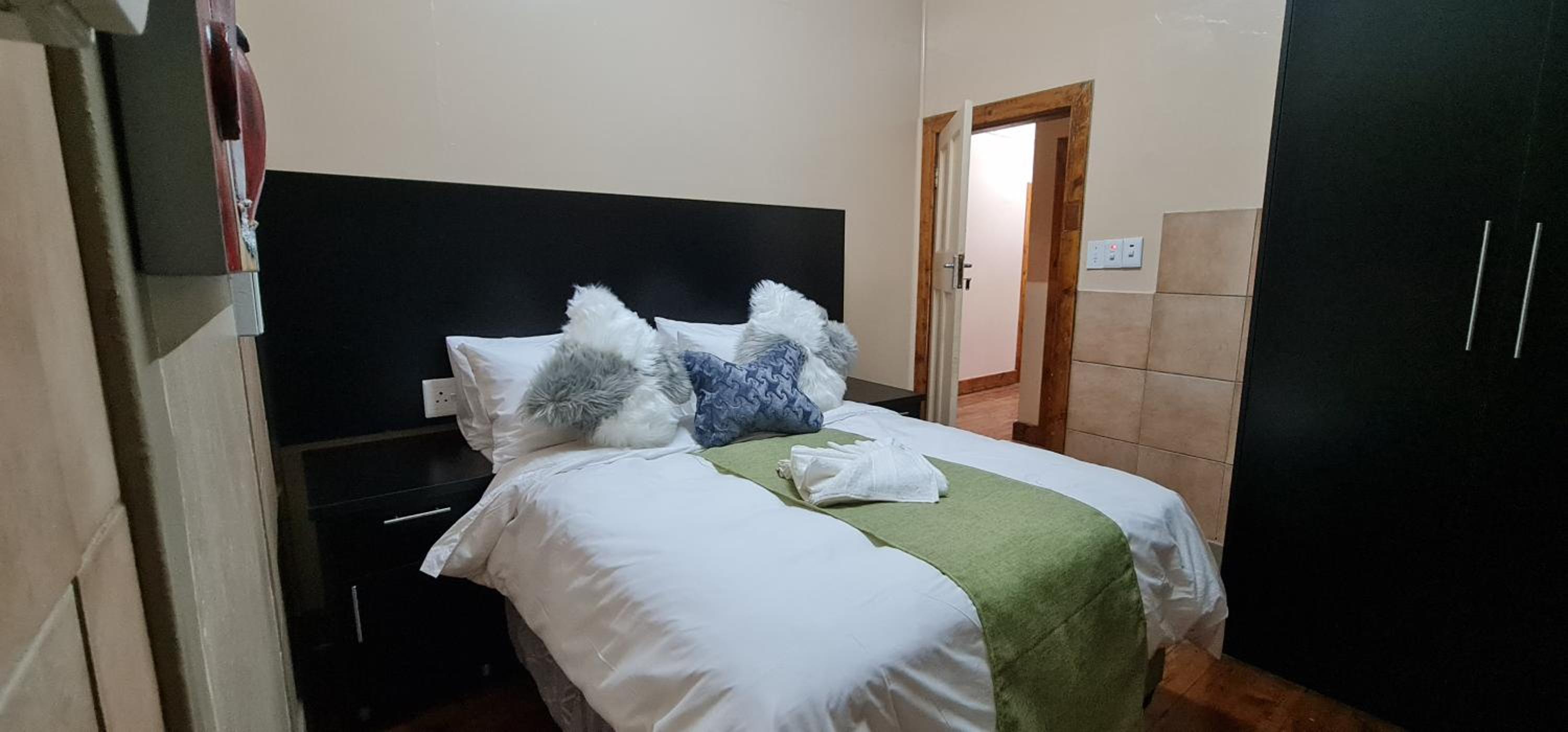Double or Twin Room with Private Bathroom - Photo 14