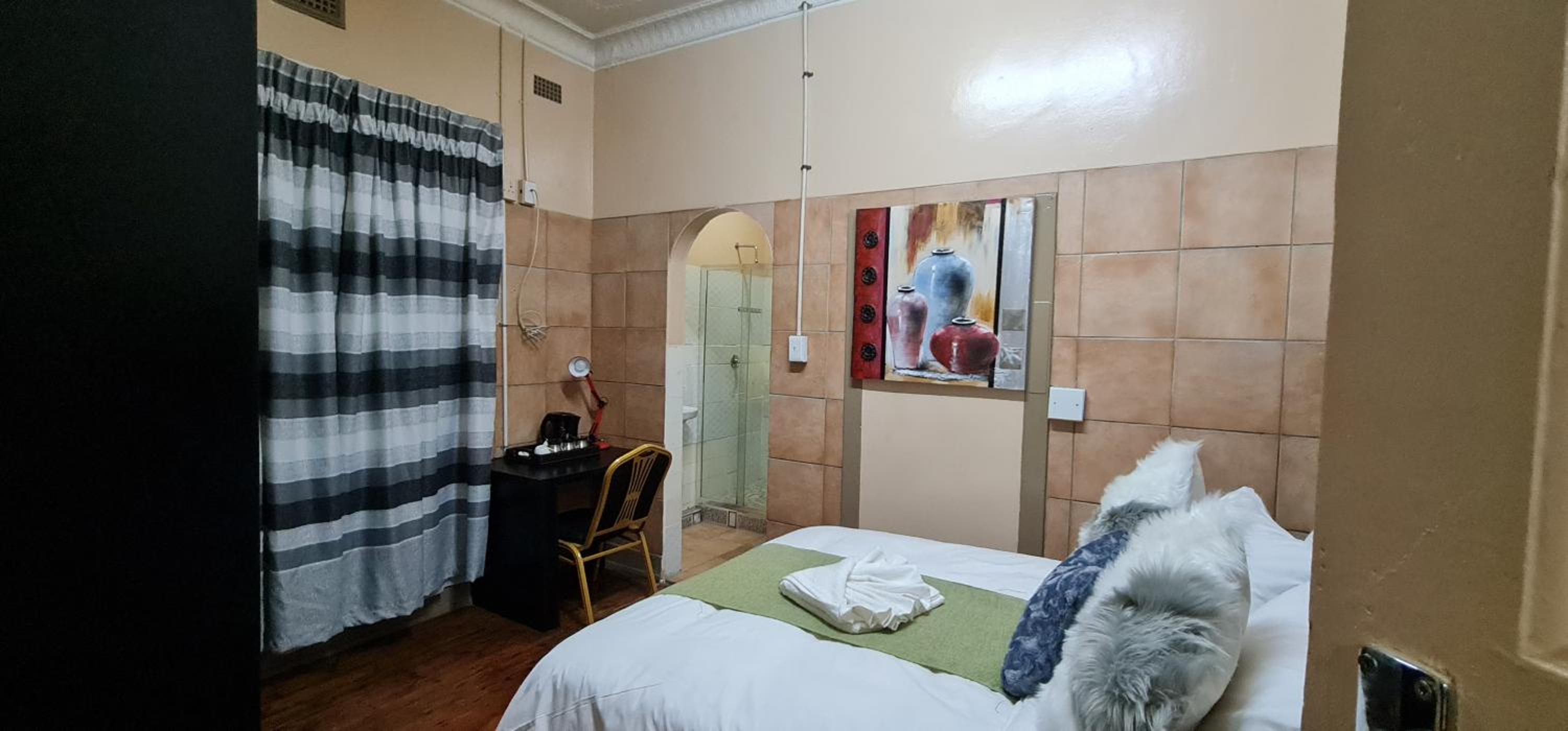 Double or Twin Room with Private Bathroom - Photo 12