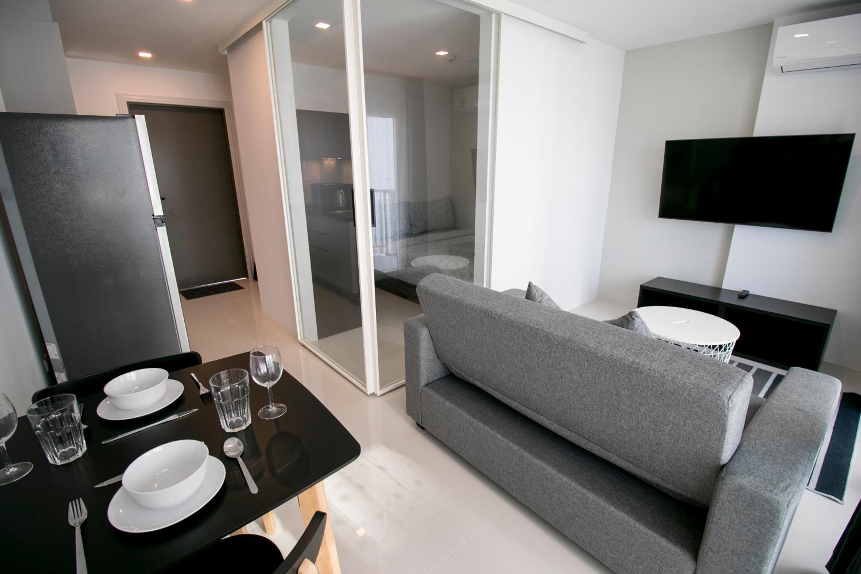 Junior Suite with Pool View - Photo 9