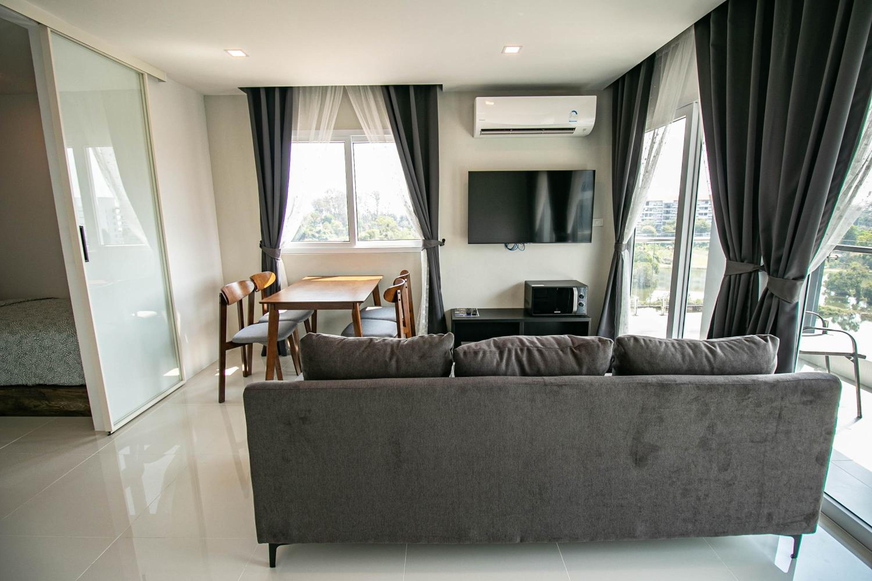 Superior Family Room photo 2