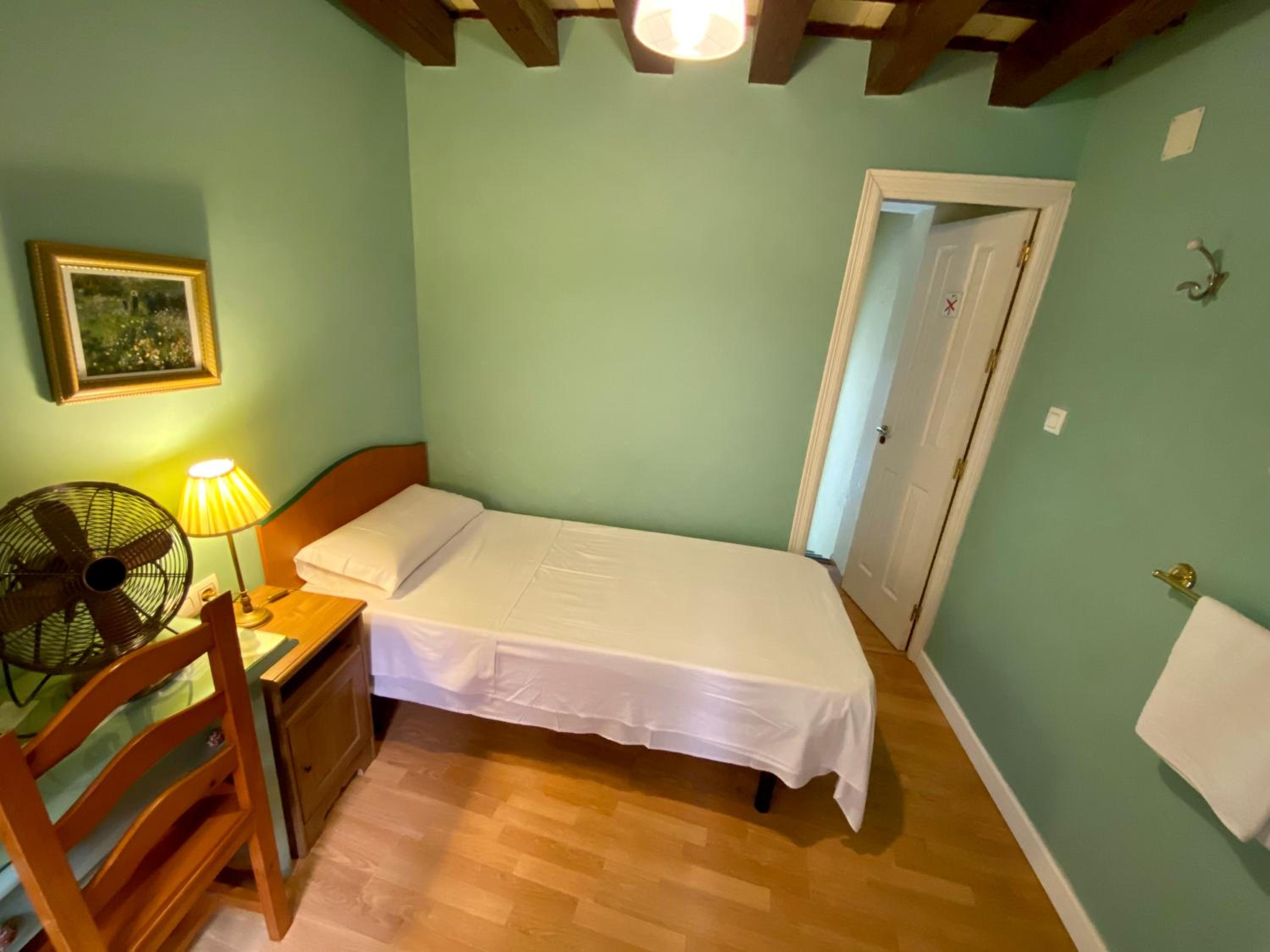 Budget Single Room with shared bathroom (no TV, no sink)