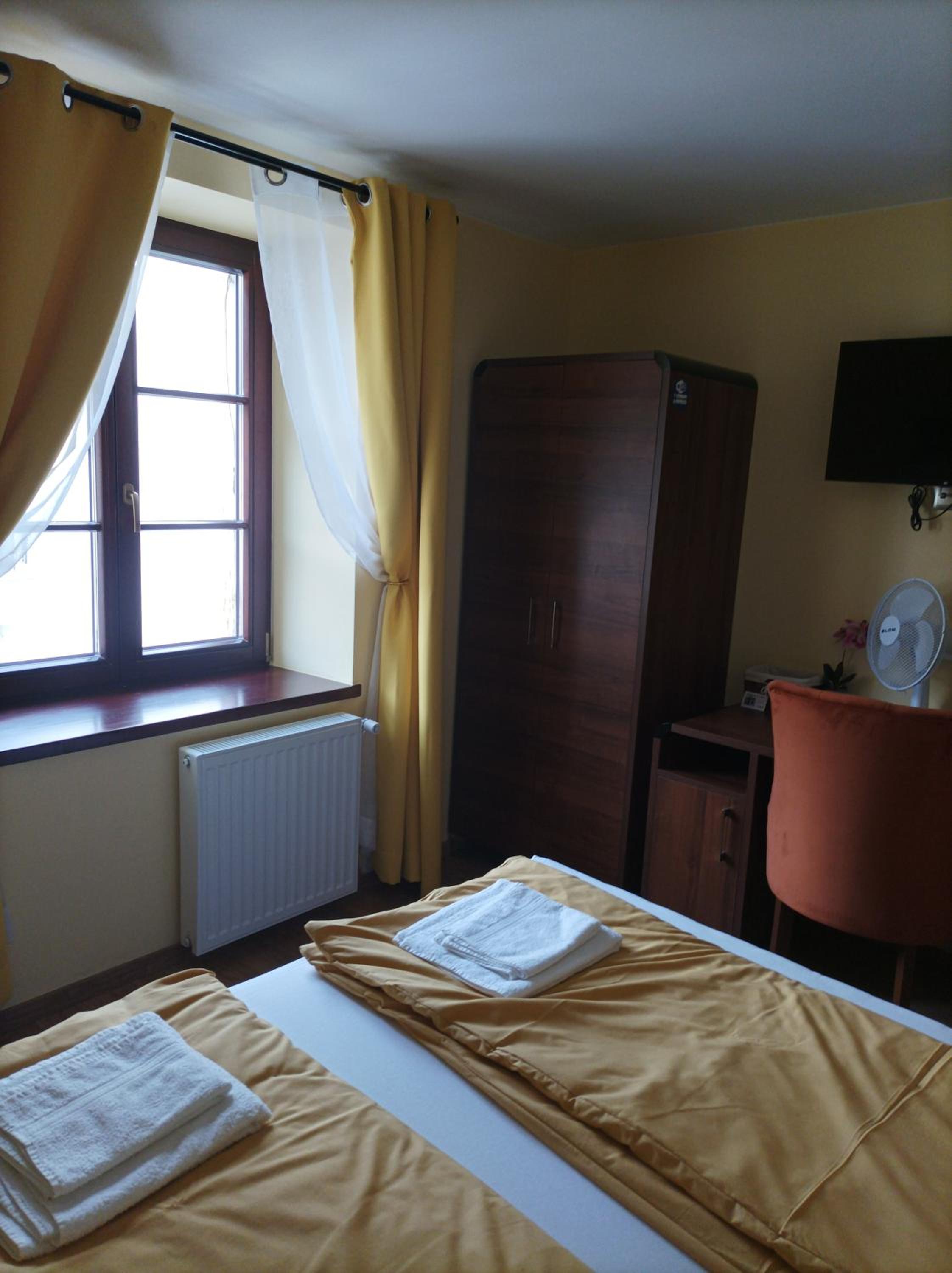 Double Room with Private Bathroom - Photo 2
