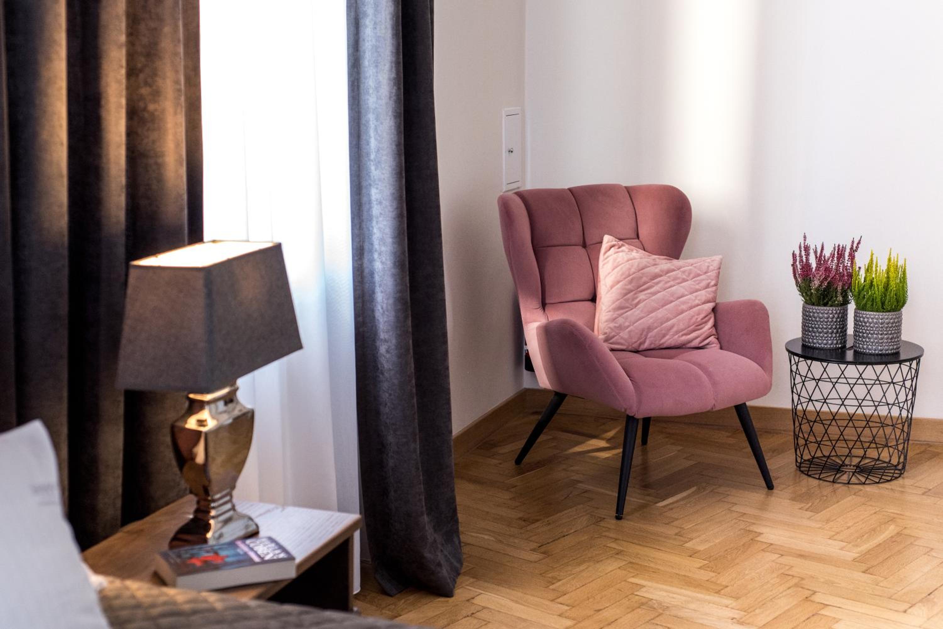 Deluxe King Suite - Photo 2